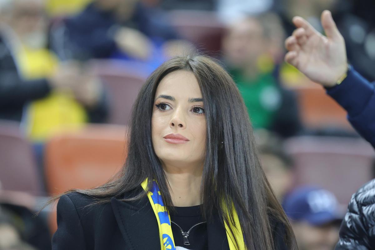 Laura Vicol în „piele” » Vedetele s-au înghesuit în tribunele Arenei Naționale la România - Bosnia