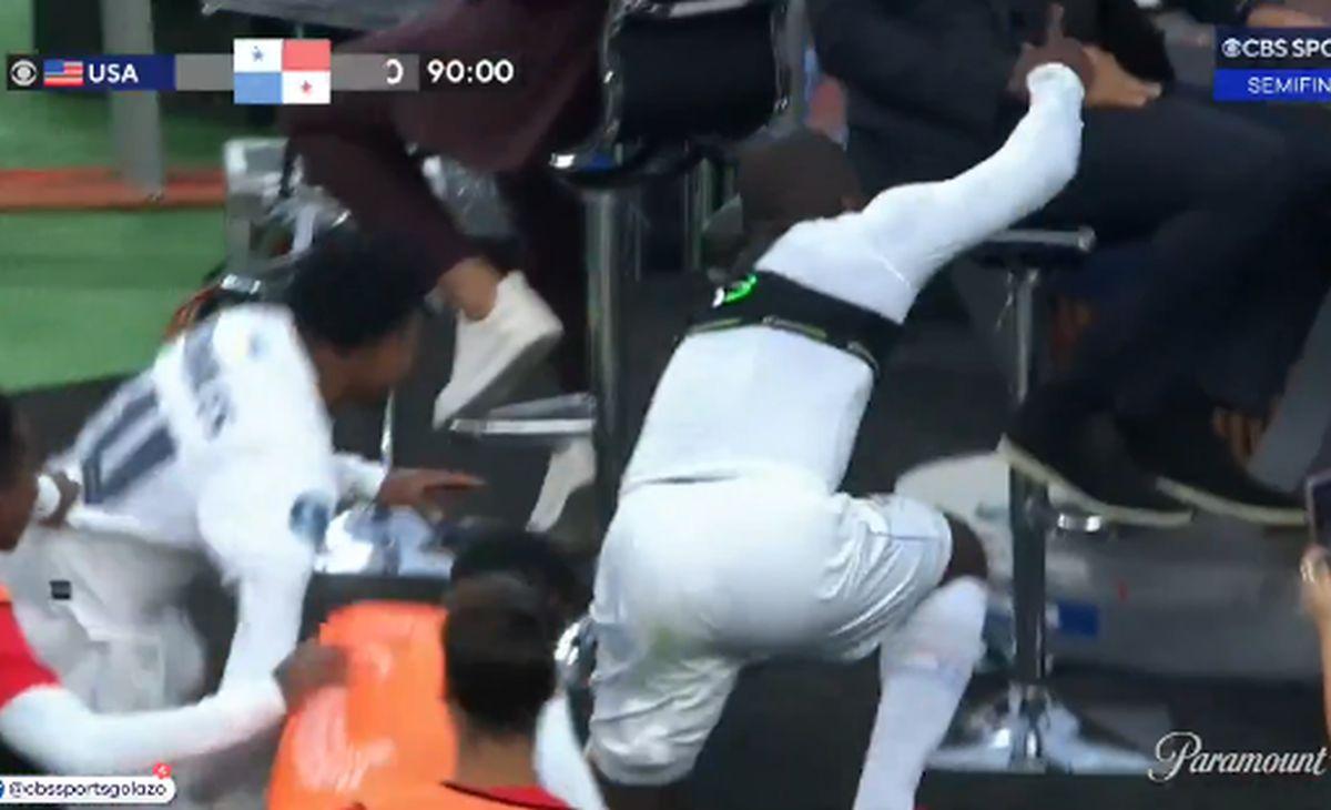Panamezii au eliminat-o pe SUA cu gol în ultimul minut și au sărbătorit sufocându-l pe Thierry Henry