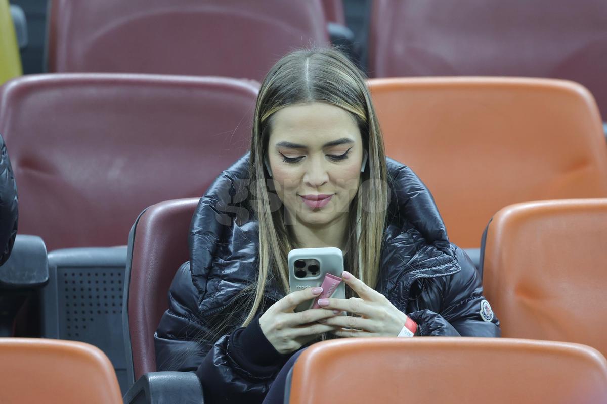 Laura Vicol în „piele” » Vedetele s-au înghesuit în tribunele Arenei Naționale la România - Bosnia