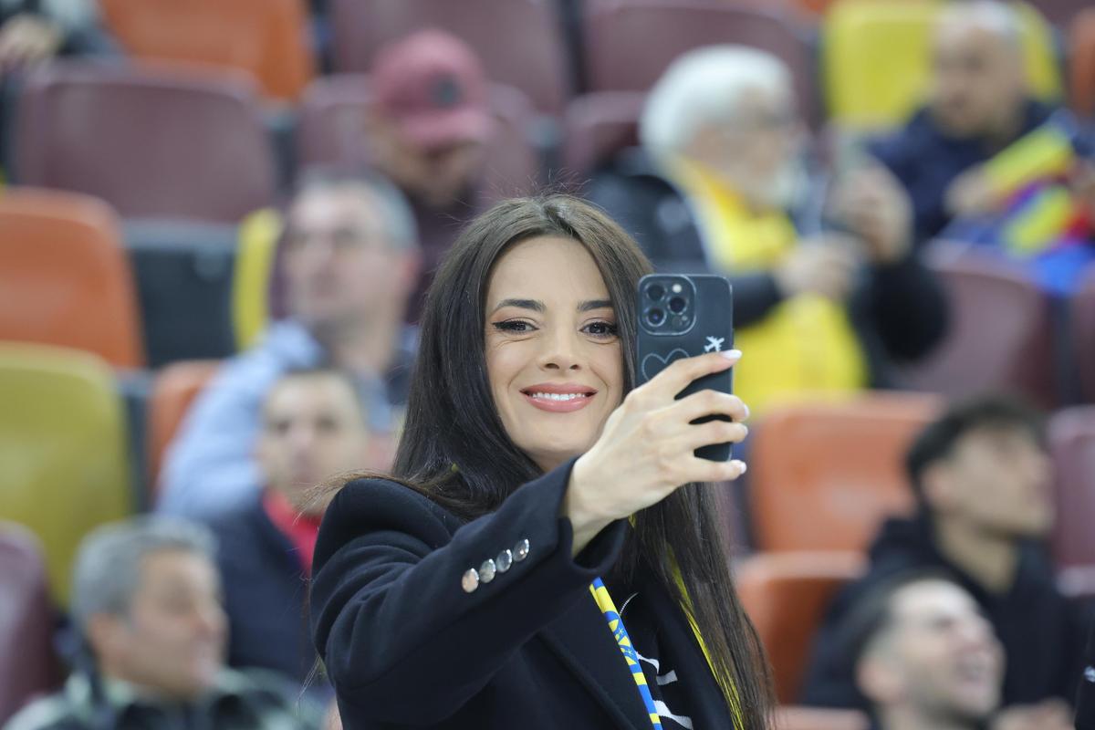 Laura Vicol în „piele” » Vedetele s-au înghesuit în tribunele Arenei Naționale la România - Bosnia