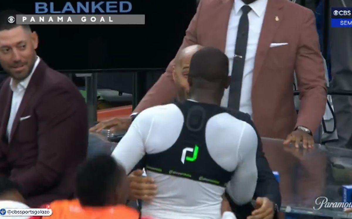 Panamezii au eliminat-o pe SUA cu gol în ultimul minut și au sărbătorit sufocându-l pe Thierry Henry