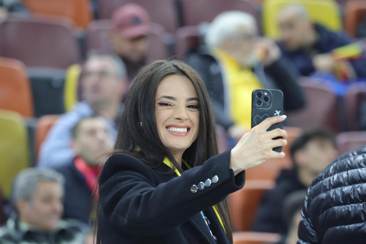 Laura Vicol în „piele” » Vedetele s-au înghesuit în tribunele Arenei Naționale la România - Bosnia