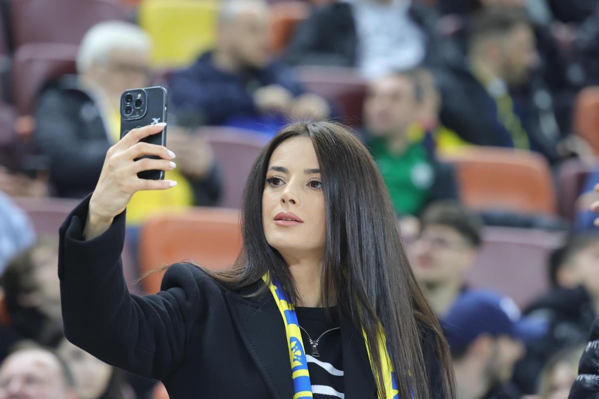 Laura Vicol în „piele” » Vedetele s-au înghesuit în tribunele Arenei Naționale la România - Bosnia