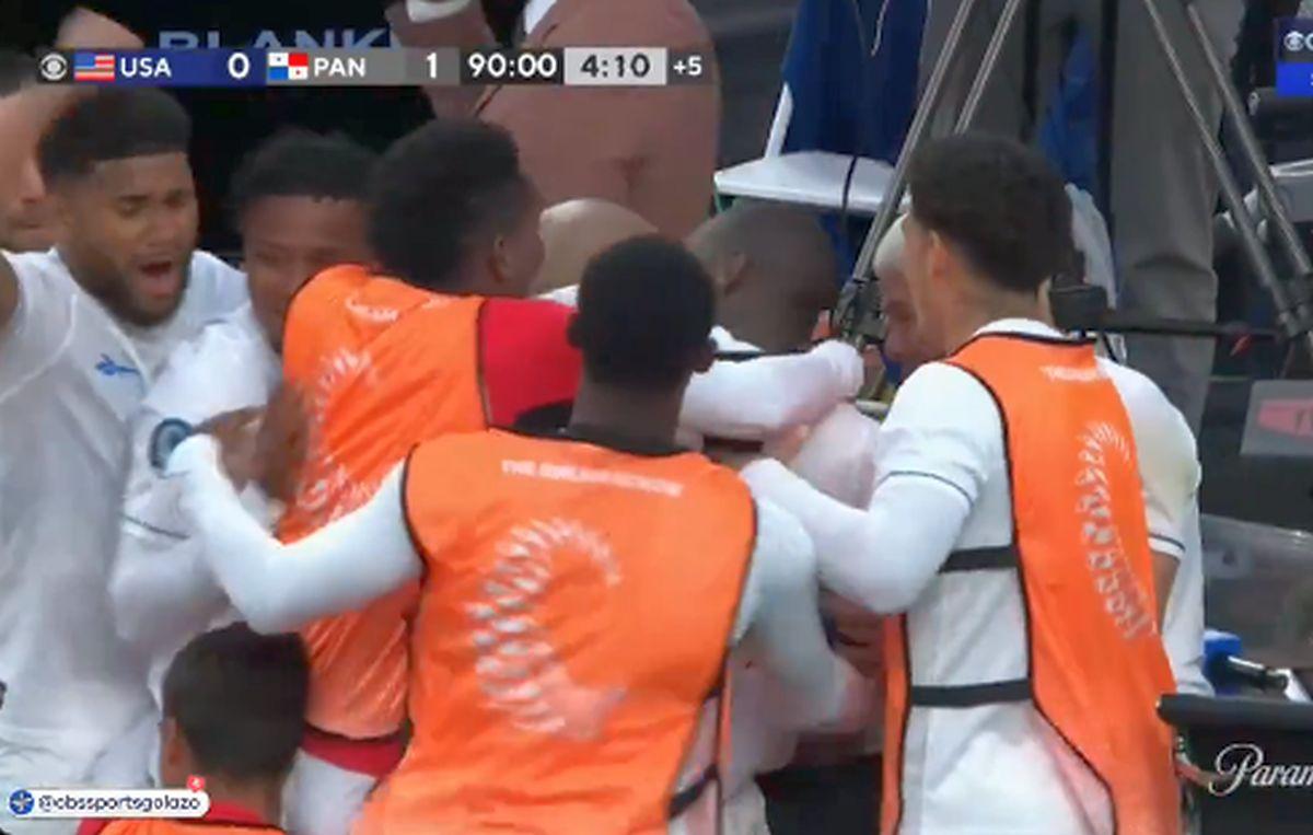 Panamezii au eliminat-o pe SUA cu gol în ultimul minut și au sărbătorit sufocându-l pe Thierry Henry