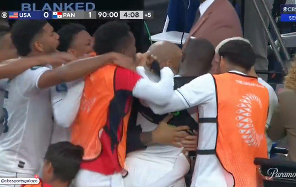Panamezii au eliminat-o pe SUA cu gol în ultimul minut și au sărbătorit sufocându-l pe Thierry Henry