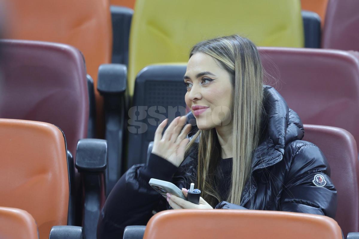 Laura Vicol în „piele” » Vedetele s-au înghesuit în tribunele Arenei Naționale la România - Bosnia