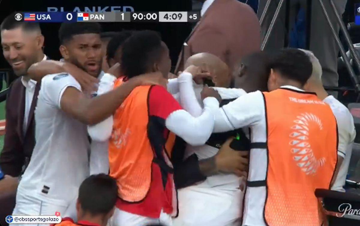 Panamezii au eliminat-o pe SUA cu gol în ultimul minut și au sărbătorit sufocându-l pe Thierry Henry