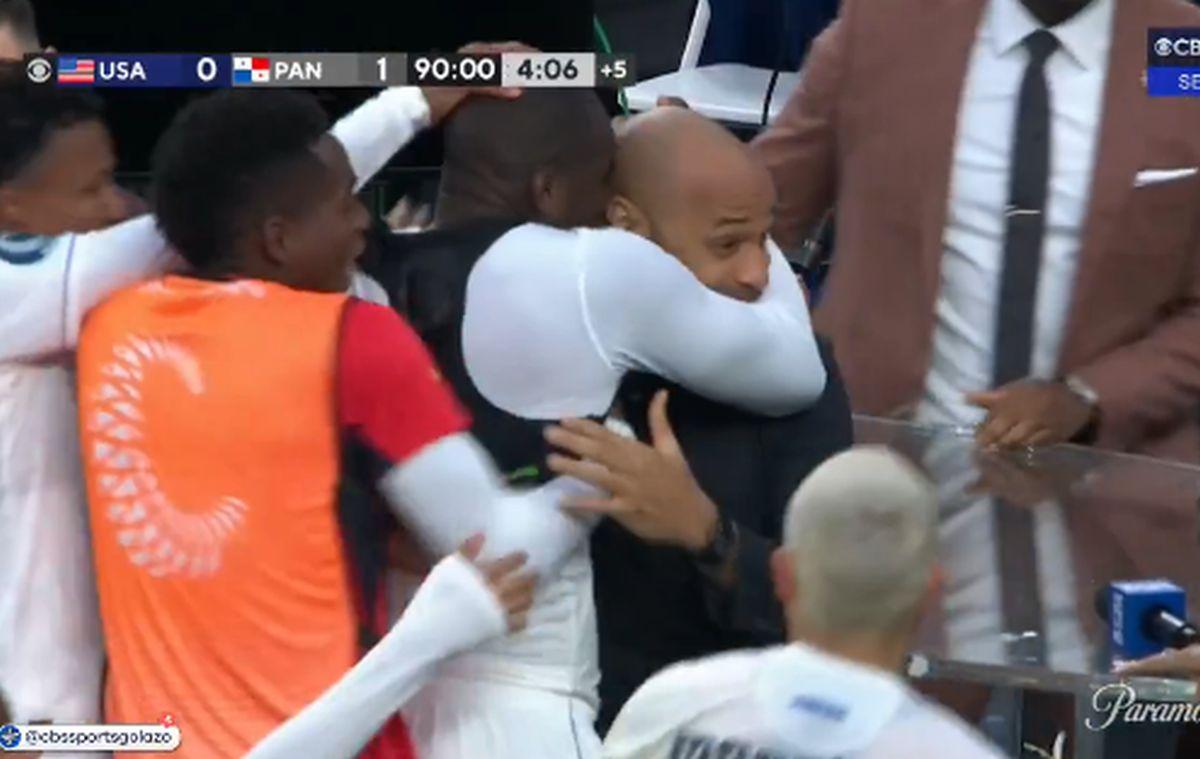 Panamezii au eliminat-o pe SUA cu gol în ultimul minut și au sărbătorit sufocându-l pe Thierry Henry