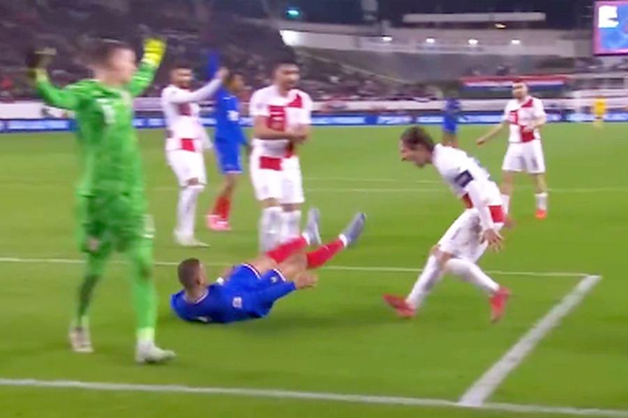 Duel tensionat la Split între Luka Modric și Kylian Mbappe Scenă de necrezut: Luka Modric s-a repezit la Kylian Mbappe în Croația - Franța! » De la ce a pornit scandalul dintre vedetele de la Real Madrid