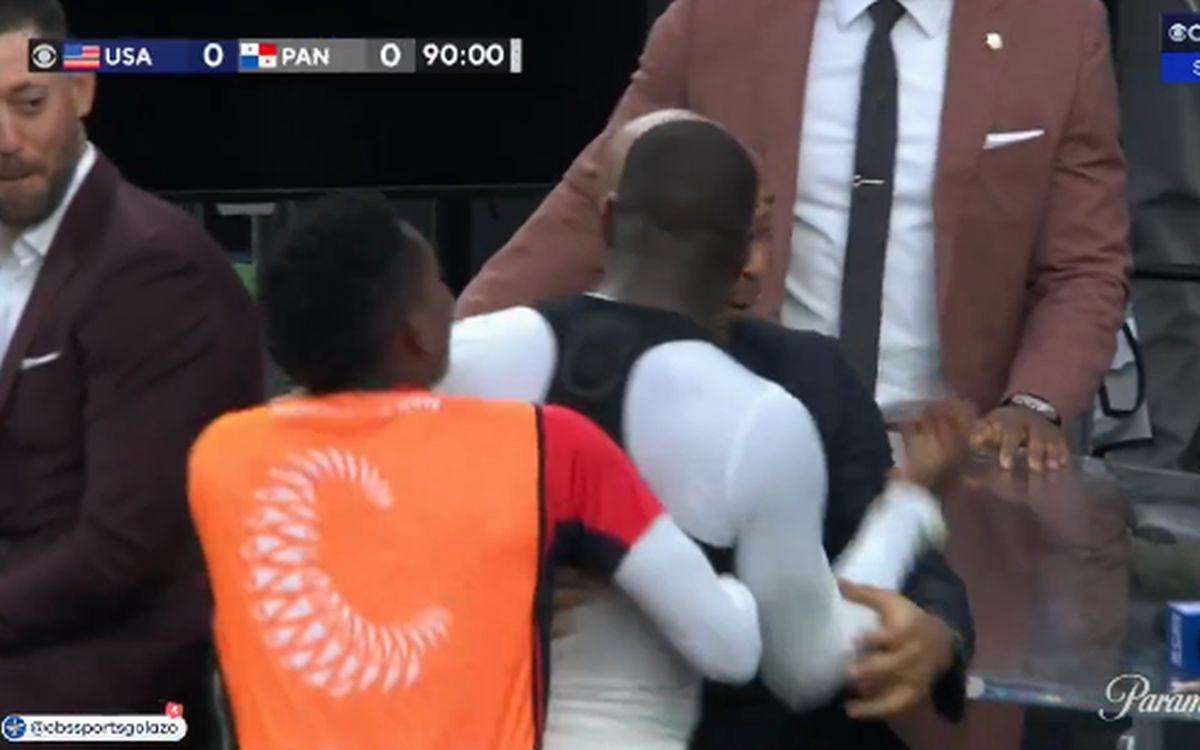 Panamezii au eliminat-o pe SUA cu gol în ultimul minut și au sărbătorit sufocându-l pe Thierry Henry