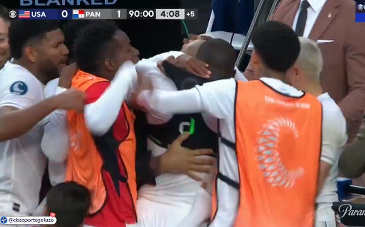 Panamezii au eliminat-o pe SUA cu gol în ultimul minut și au sărbătorit sufocându-l pe Thierry Henry