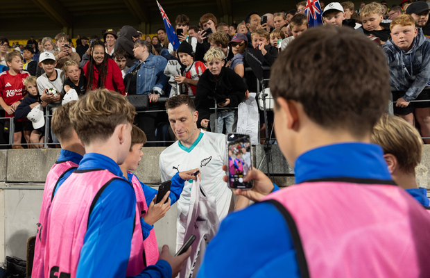 Moment inedit în preliminariile Cupei Mondiale din 2026 » Starul din Premier League a oferit autografe după schimbare, iar arbitrul nu l-a iertat