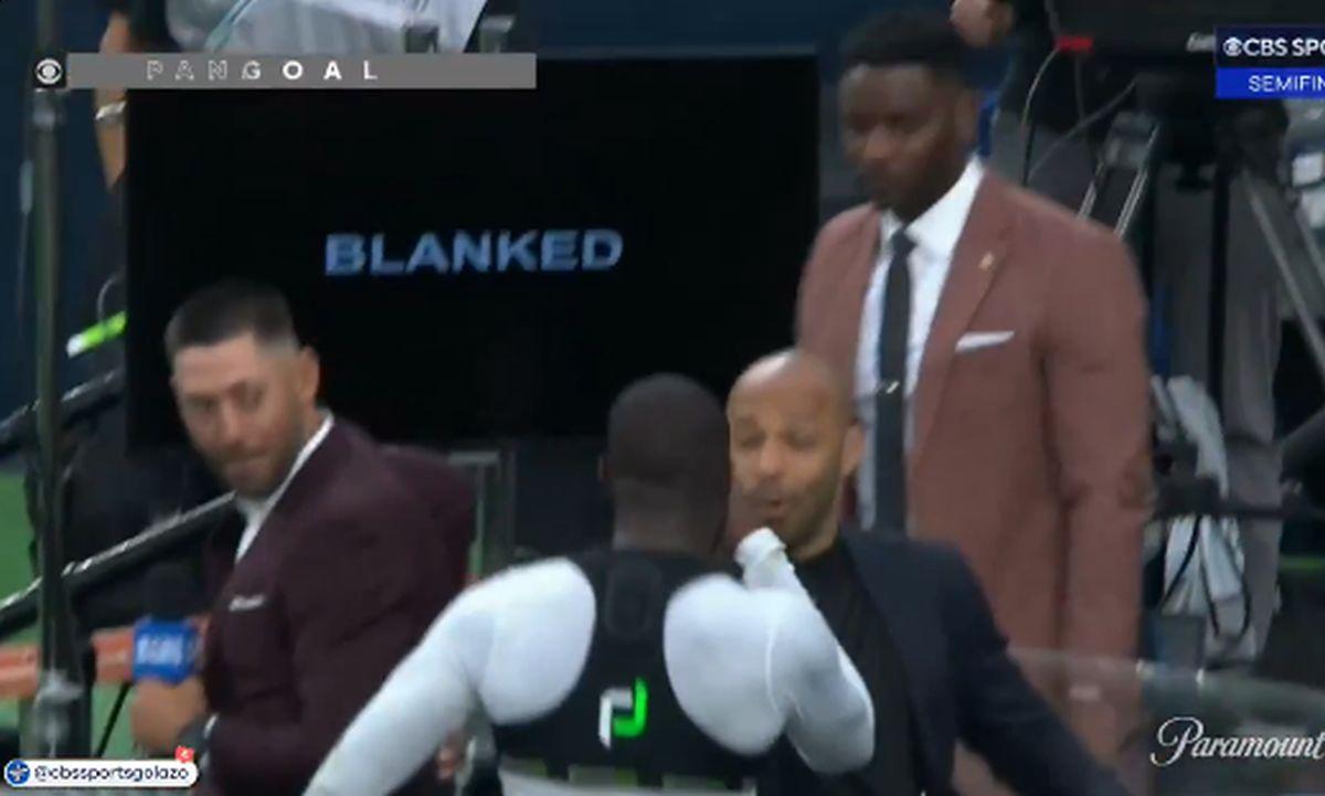 Panamezii au eliminat-o pe SUA cu gol în ultimul minut și au sărbătorit sufocându-l pe Thierry Henry