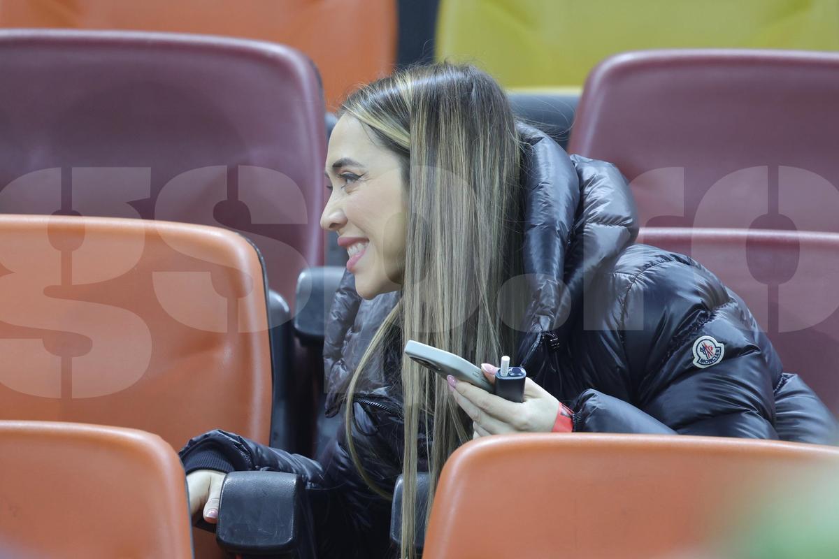 Laura Vicol în „piele” » Vedetele s-au înghesuit în tribunele Arenei Naționale la România - Bosnia