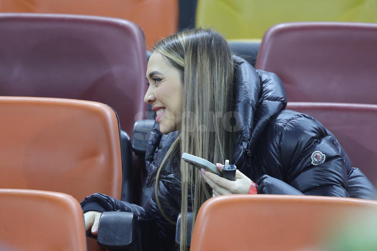 Laura Vicol în „piele” » Vedetele s-au înghesuit în tribunele Arenei Naționale la România - Bosnia