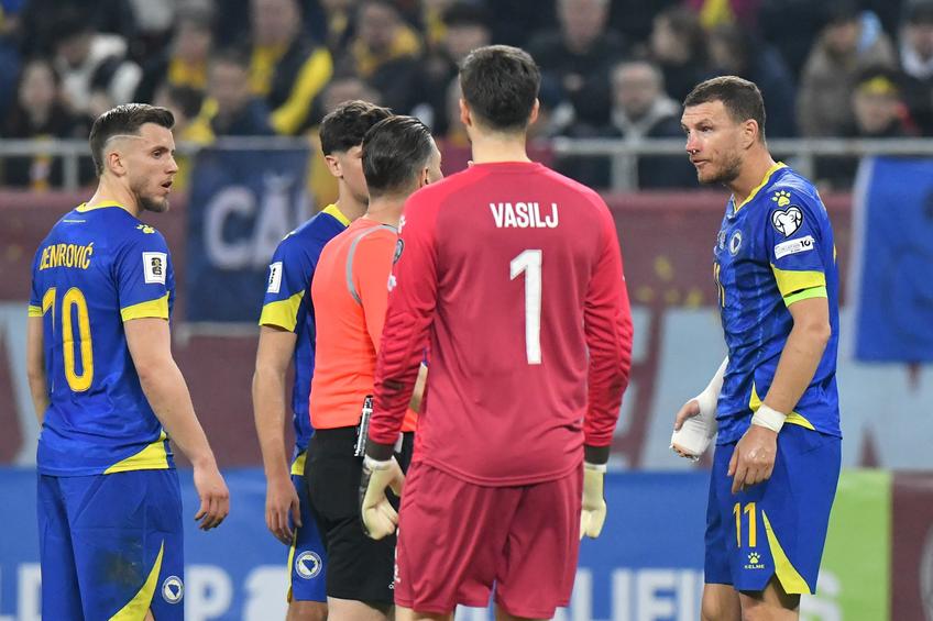 Makkelie, înconjurat de fotbaliștii Bosniei / FOTO: GSP.ro