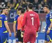Makkelie, înconjurat de fotbaliștii Bosniei / FOTO: GSP.ro