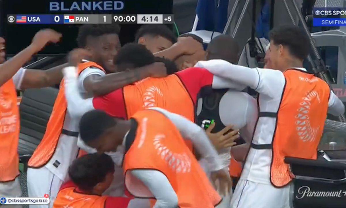 Panamezii au eliminat-o pe SUA cu gol în ultimul minut și au sărbătorit sufocându-l pe Thierry Henry