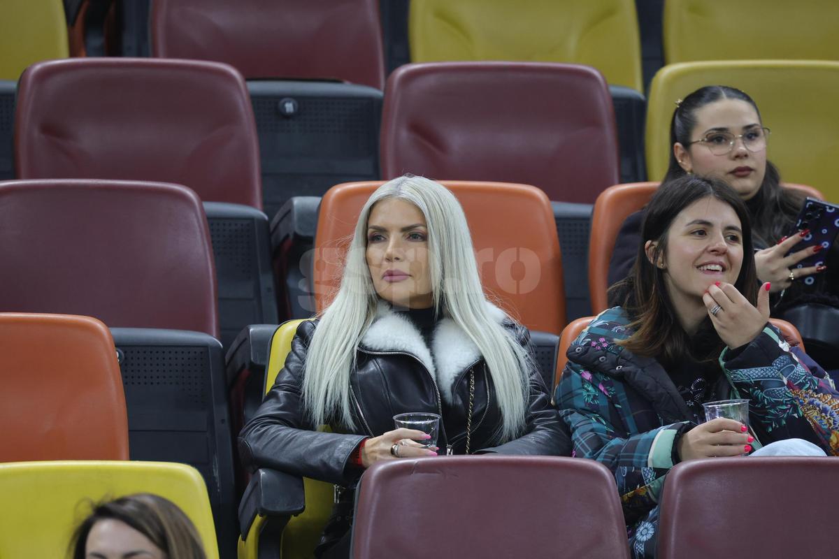 Laura Vicol în „piele” » Vedetele s-au înghesuit în tribunele Arenei Naționale la România - Bosnia
