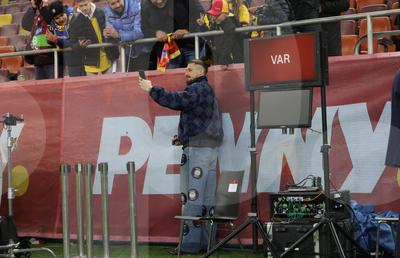 Apariție extravagantă a lui Radu Drăgușin la România - Bosnia » Ținuta lui a atras toate privirile pe Arena Națională