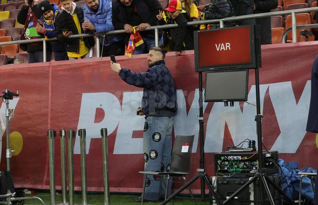 Apariție extravagantă a lui Radu Drăgușin la România - Bosnia » Ținuta lui a atras toate privirile pe Arena Națională