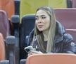 Artista Ronna Riva a fost prezentă la România – Bosnia-Herțegovina, meci din preliminariile pentru Campionatul Mondial din 2026. FOTO: Ionuț Iordache (GSP.RO)