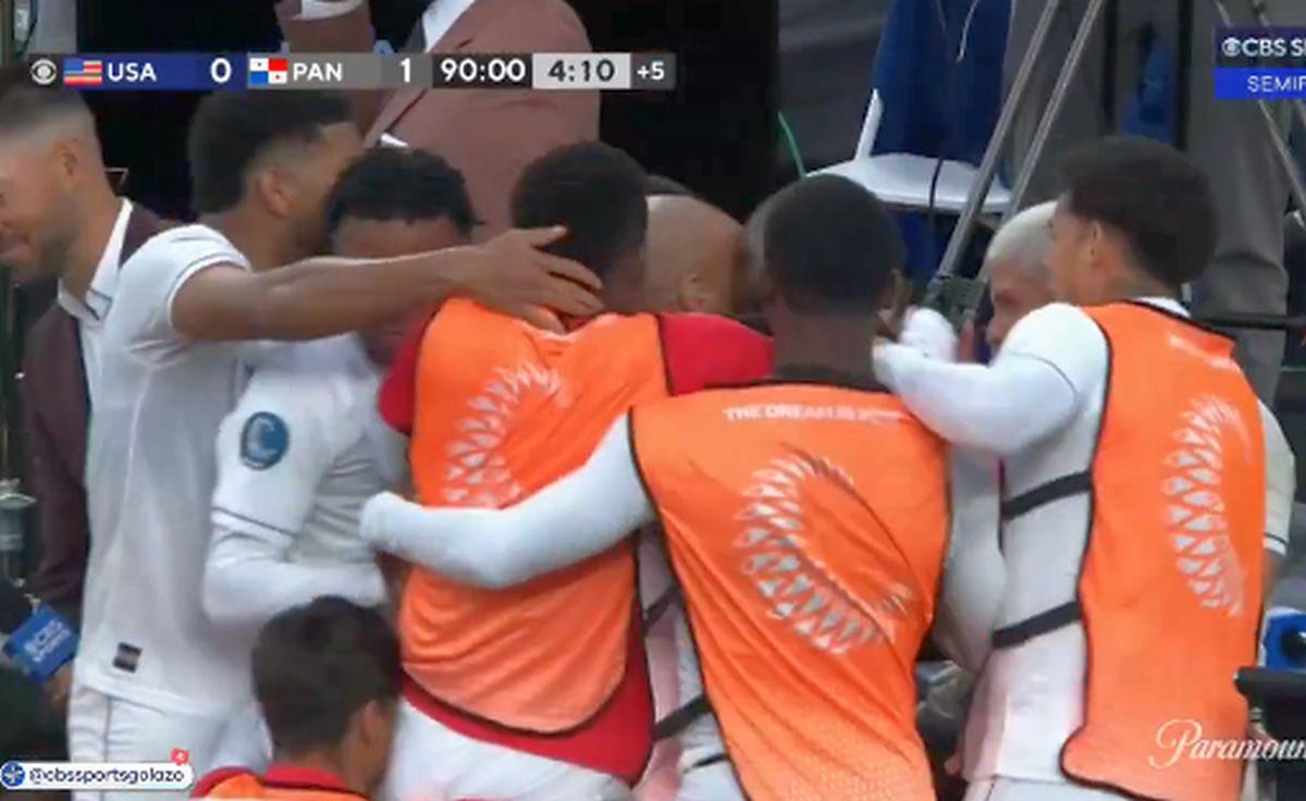 Panamezii au eliminat-o pe SUA cu gol în ultimul minut și au sărbătorit sufocându-l pe Thierry Henry