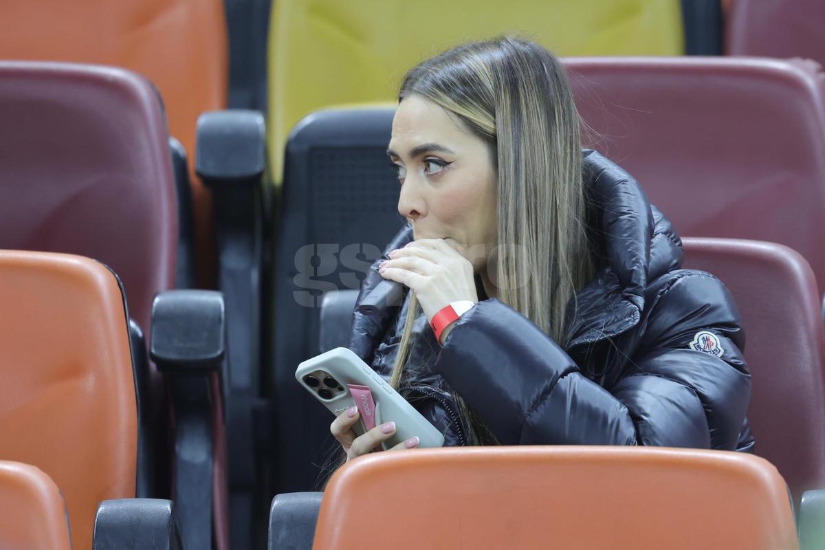 Laura Vicol în „piele” » Vedetele s-au înghesuit în tribunele Arenei Naționale la România - Bosnia