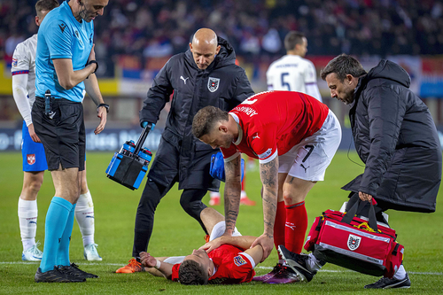 Christoph Baumgartner (jos) a suferit o comoție cerebrală. Foto: Imago
