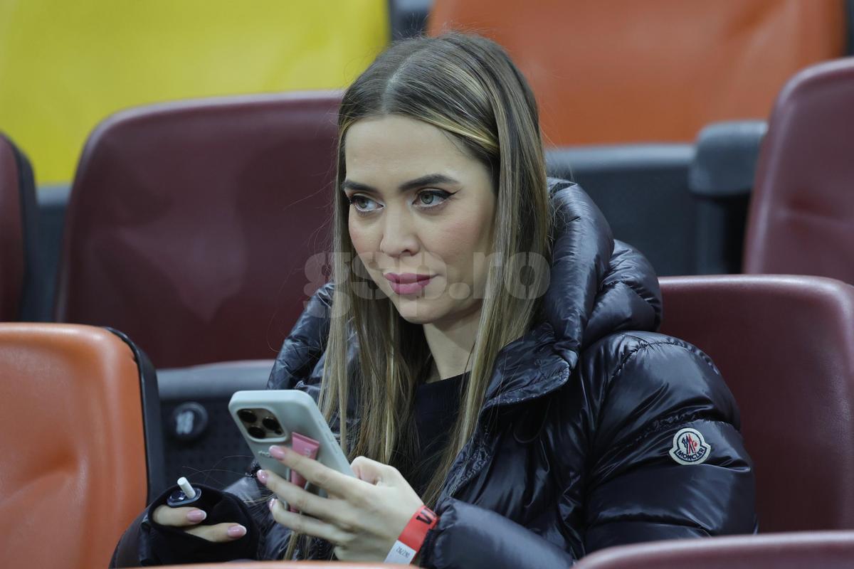 Laura Vicol în „piele” » Vedetele s-au înghesuit în tribunele Arenei Naționale la România - Bosnia