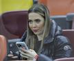 Artista Ronna Riva a fost prezentă la România – Bosnia-Herțegovina, meci din preliminariile pentru Campionatul Mondial din 2026. FOTO: Ionuț Iordache (GSP.RO)