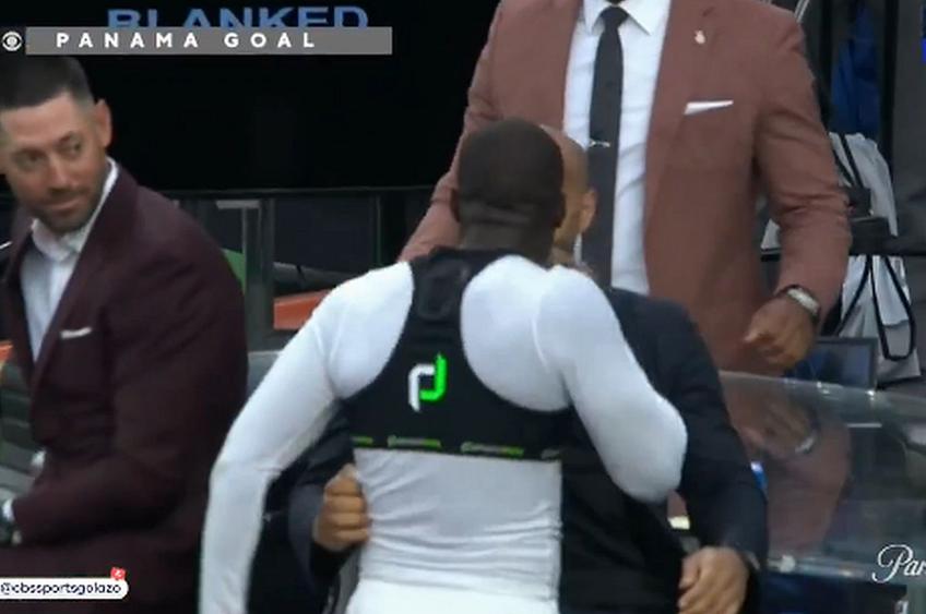 Cecilio Waterman, strigând în fața lui Thierry Henry