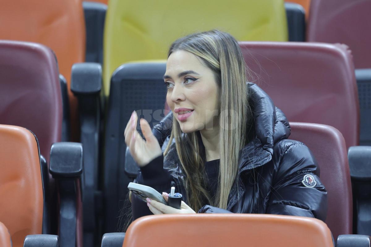 Laura Vicol în „piele” » Vedetele s-au înghesuit în tribunele Arenei Naționale la România - Bosnia