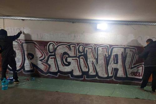 Mai mulți susținători ai Rapidului au fost prinși în timp ce vopseau cu graffiti un perete din Sectorul 6 al Bucureștiului. Pentru a nu se alege cu dosar penal, aceștia au fost nevoiți să îl curețe.