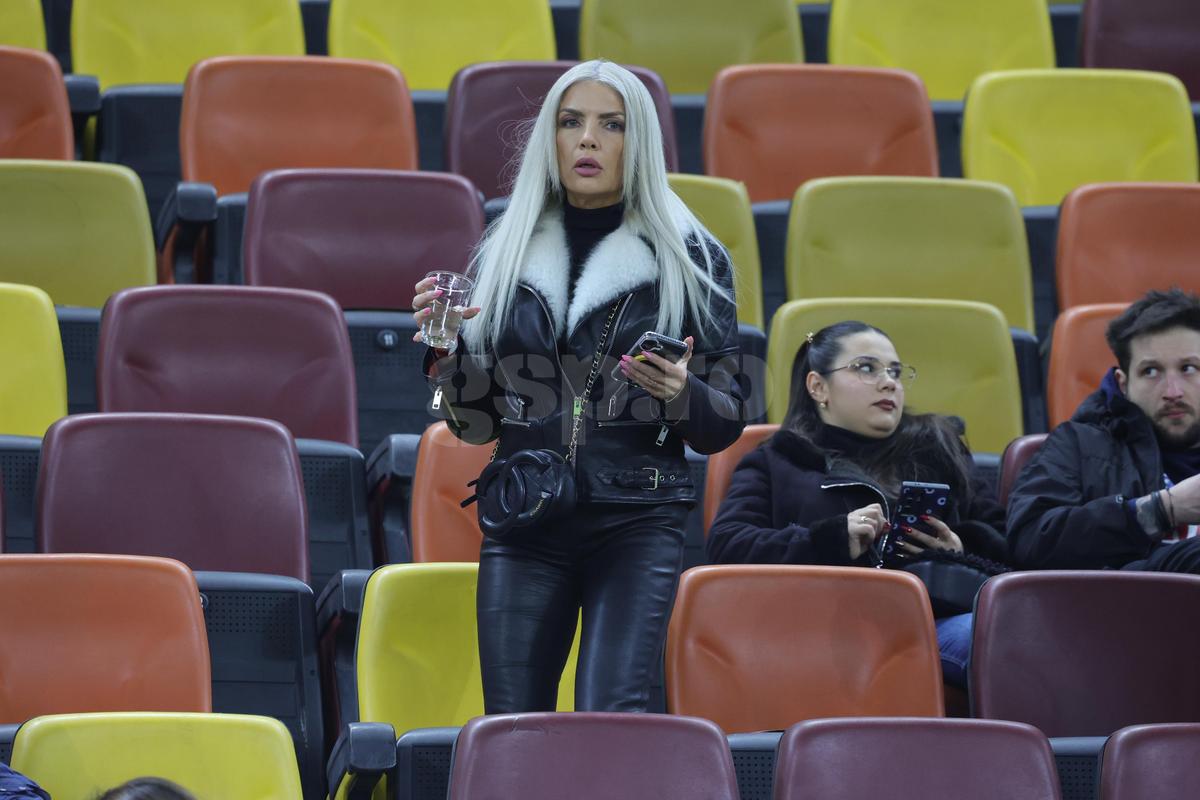 Laura Vicol în „piele” » Vedetele s-au înghesuit în tribunele Arenei Naționale la România - Bosnia