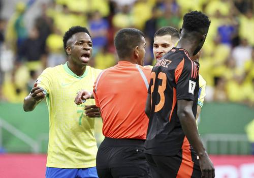 Vinicius se ceartă cu arbitrul în loc să părăsească terenul / Foto: Imago