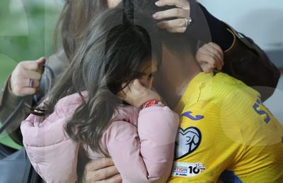 Ce s-a întâmplat pe gazon, imediat după România - Bosnia » Imagini înduioșătoare cu familia unui „tricolor” + Mircea Lucescu, „înmărmurit”