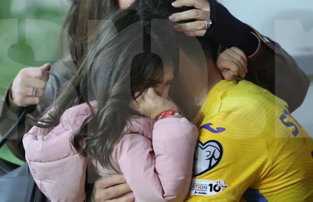 Ce s-a întâmplat pe gazon, imediat după România - Bosnia » Imagini înduioșătoare cu familia unui „tricolor” + Mircea Lucescu, „înmărmurit”