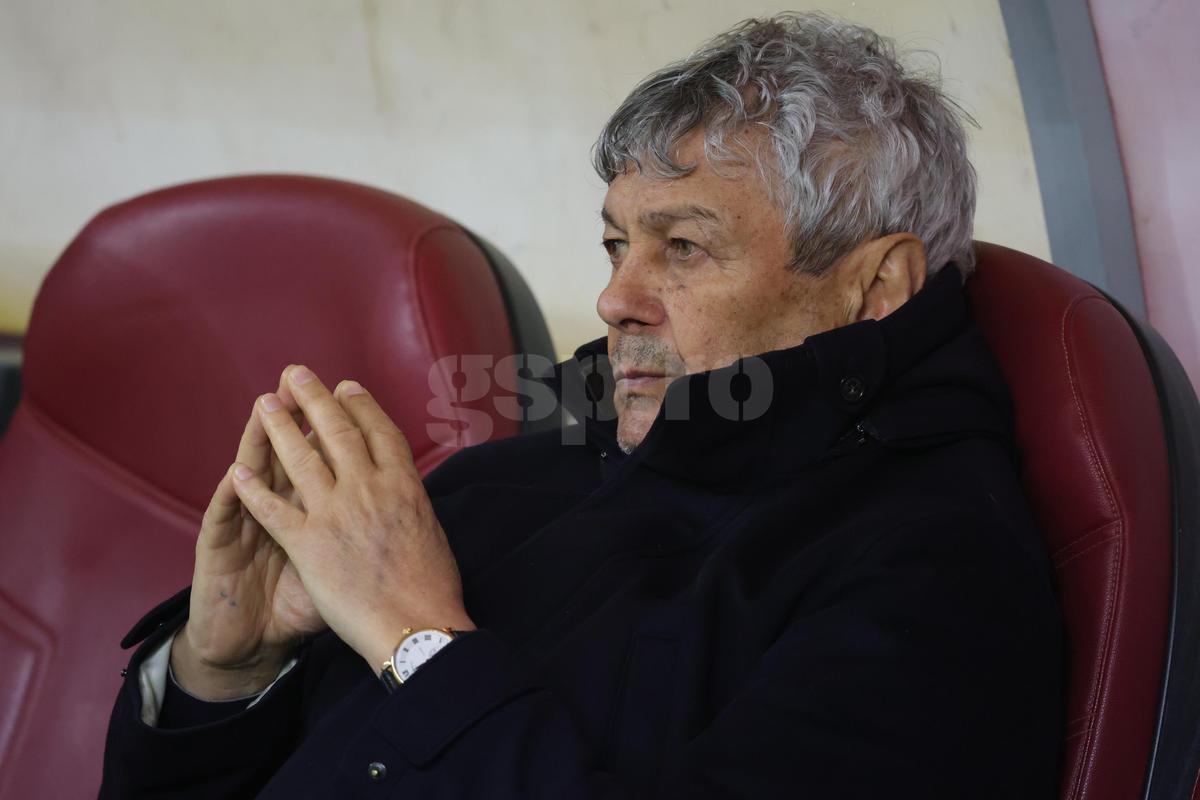 Ce s-a întâmplat pe gazon, imediat după România - Bosnia » Imagini înduioșătoare cu familia unui „tricolor” + Mircea Lucescu, „înmărmurit”
