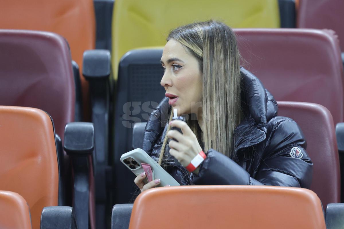 Laura Vicol în „piele” » Vedetele s-au înghesuit în tribunele Arenei Naționale la România - Bosnia