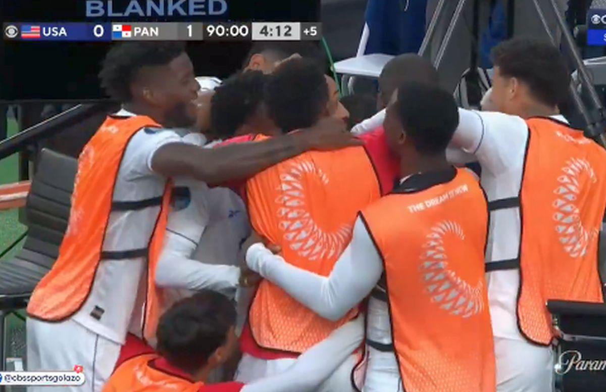 Panamezii au eliminat-o pe SUA cu gol în ultimul minut și au sărbătorit sufocându-l pe Thierry Henry