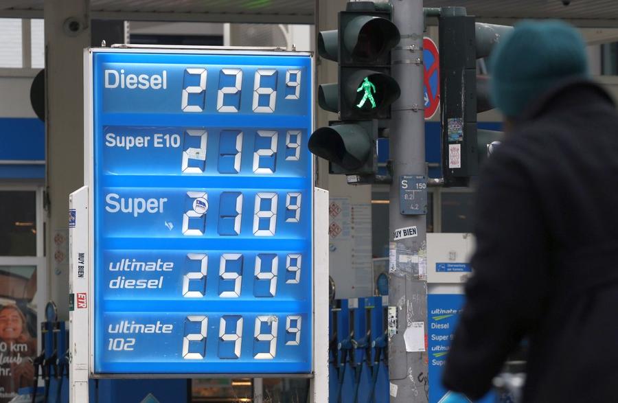 Peste tot pe mapamond, lumea e din ce în ce mai preocupată de prețurile afișate la pompe / Sursă foto: Guliver/Getty Images Cât costă litrul de benzină în Istanbul si cum limitează turcii creșterea prețurilor