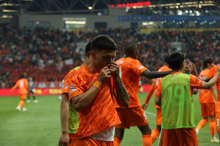 Alex Ioniță II sărută stema clubului // FOTO: Facebook Alex Ioniță II continuă să impresioneze în China » Fostul jucător de la Rapid a lovit din nou