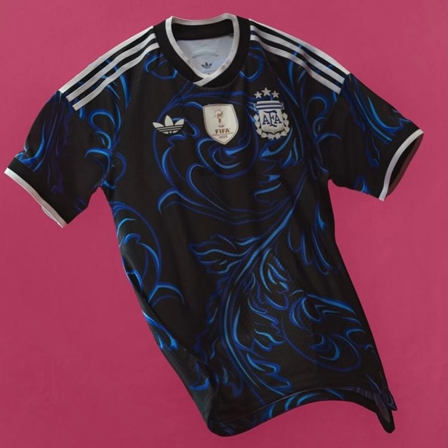 Echipamentul de deplasare al Argentinei / foto: instagram @afaseleccionen În ziua în care trebuia să joace Finalissima, Argentina a programat un amical exotic