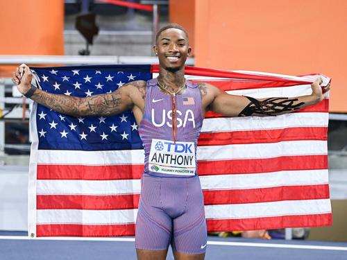 Jordan Anthony cu steagul american la finalul cursei FOTO Imago Images