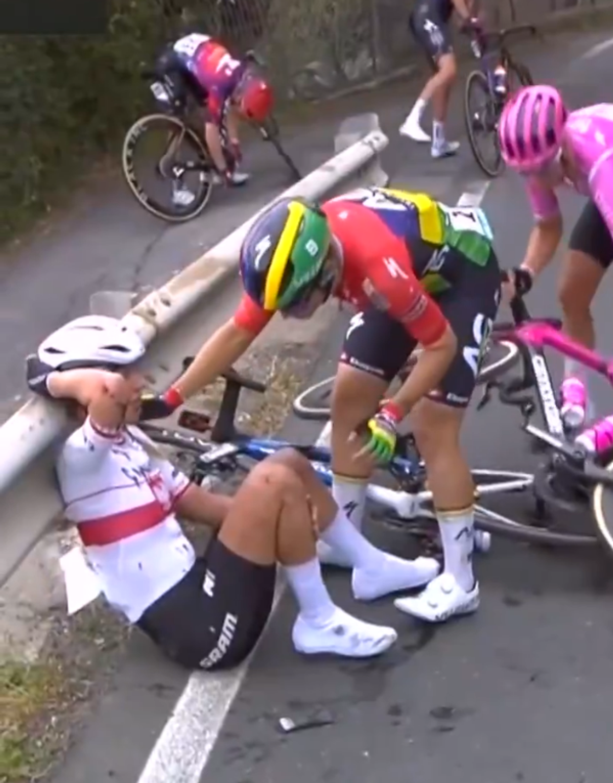 Imagini terifiante la Milano-Sanremo 2026 » Mai multe cicliste s-au ciocnit groaznic