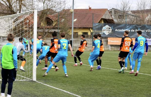 Primarul a făcut scandal după eșecul din ultima rundă: „Nu vreți fotbal?! Plecați acasă!” » Doi fotbaliști, dați imediat afară