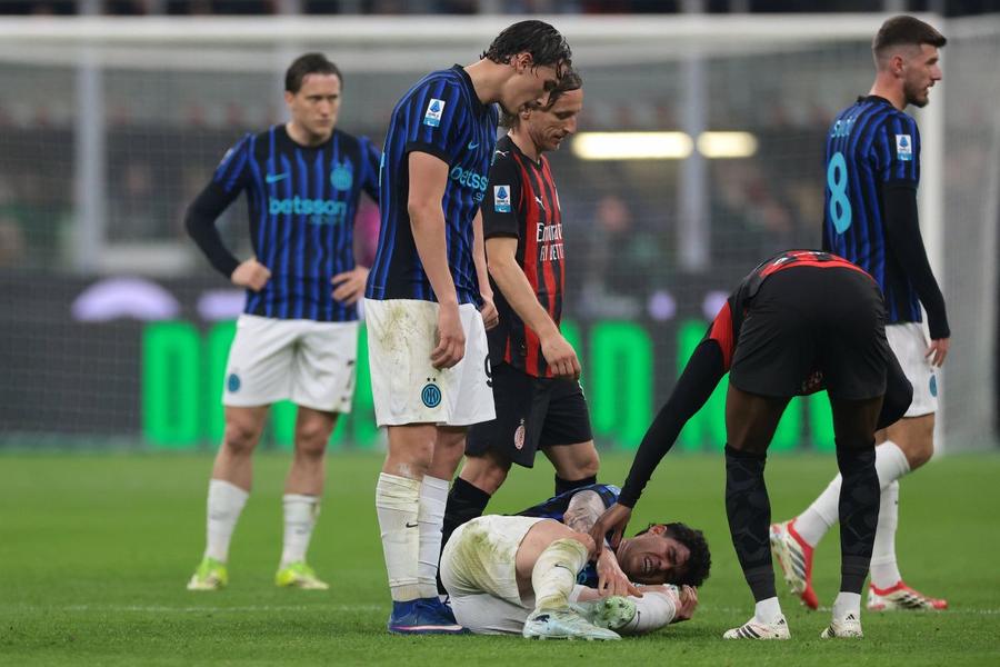 Alessandro Bastoni s-a accidentat în derby-ul cu Milan și a fost înlocuit de Chivu. A ratat meciul cu Atalanta / Foto: Imago Cristi Chivu a oferit explicații după ieșirea din silenzio stampa: „Prefer întotdeauna să vorbesc despre fotbal”