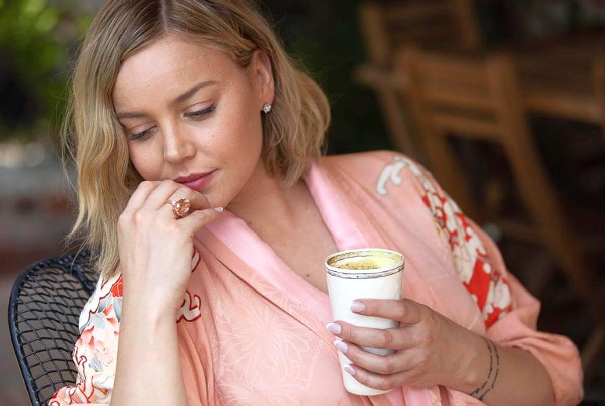 FOTO Seducătoarea actriță Abbie Cornish e din nou singură, după ce s-a despărțit de luptătorul de MMA cu care se logodise: „Are cineva numărul ei?”
