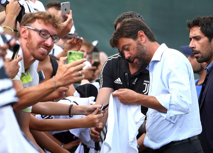 Andrea Agnelli, în unul din momentele în care era apreciat de fanii lui Juventus // Foto: Getty Images Cine e Andrea Agnelli, „șarpele de la UEFA” invocat de Čeferin și al doilea cel mai mare susținător al Super Ligii Europei